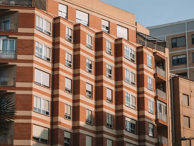 9 тысяч за комнату: почему в Нижнем Тагиле в 2025 году выросла аренда, а в Екатеринбурге и по России — упала