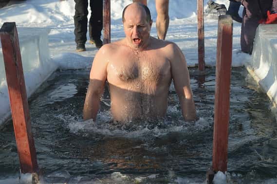 Врач предупреждает: главная ошибка при крещенских купаниях — не низкая температура, а отсутствие подготовки