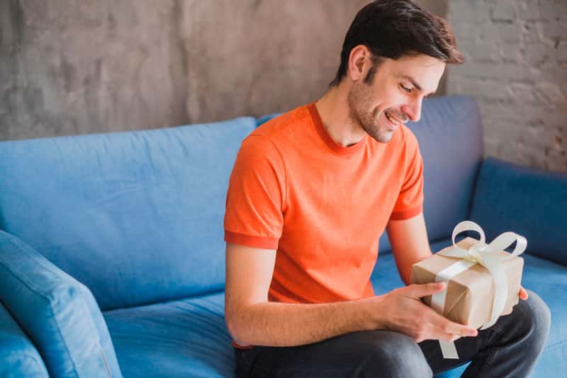 Топ-10 простых, душевных и по-настоящему тёплых идей подарков коллегам-мужчинам на 23 февраля