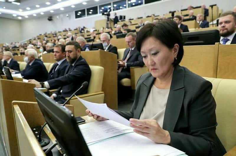 Бахилы в больницах могут отменить — депутат назвал более выгодный вариант