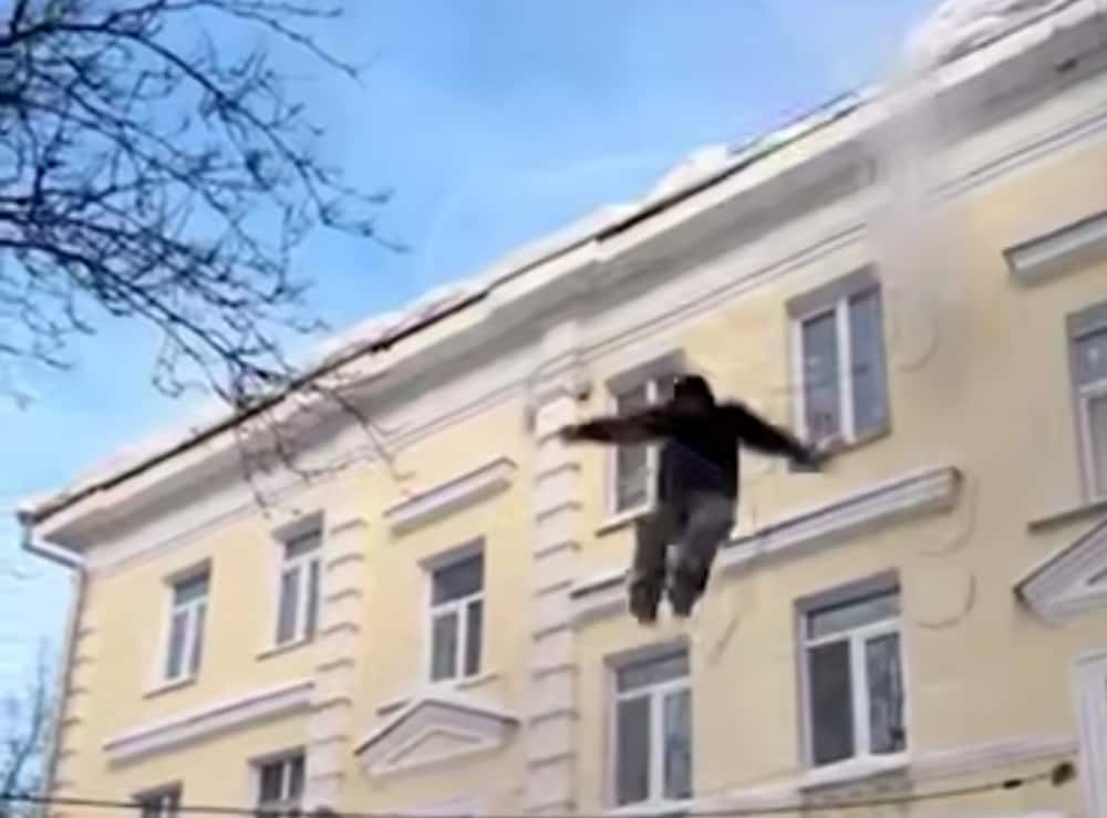 «Красавчик!»: житель Нижнего Тагила прыгнул с крыши дома в сугроб и выжил