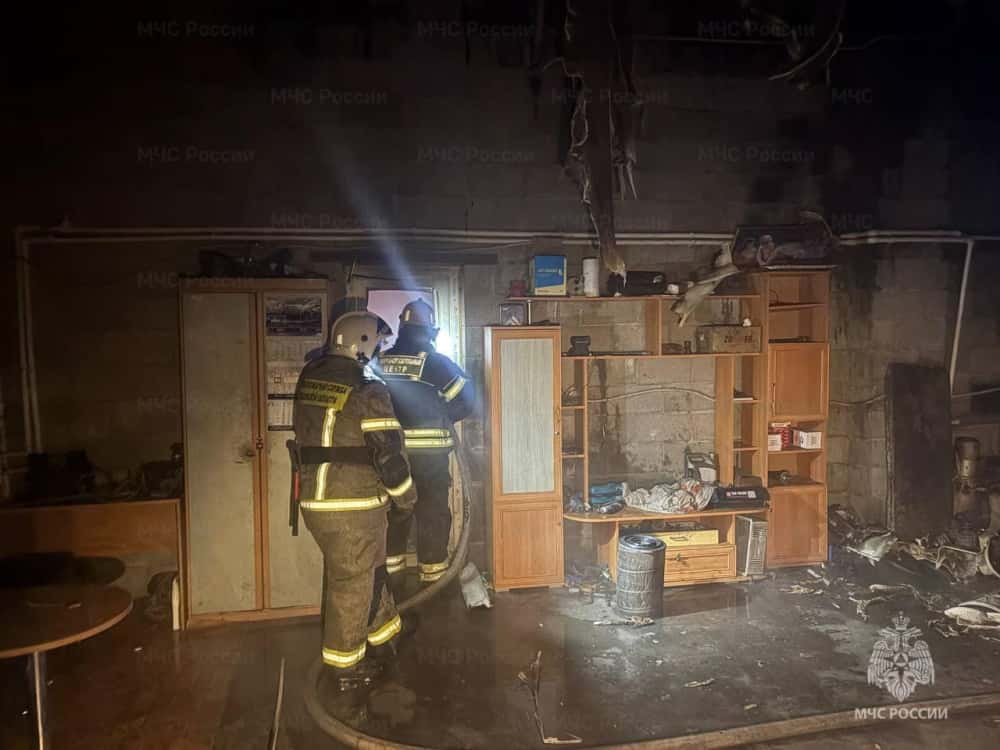 Все произошло за считанные минуты: в Нижнем Тагиле полыхала кровля на площади 150 «квадратов»