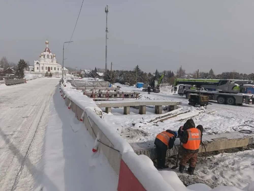 Мосты на трассе Екатеринбург — Нижний Тагил — Серов встали на ремонт: дорожники работают даже в лютый мороз 