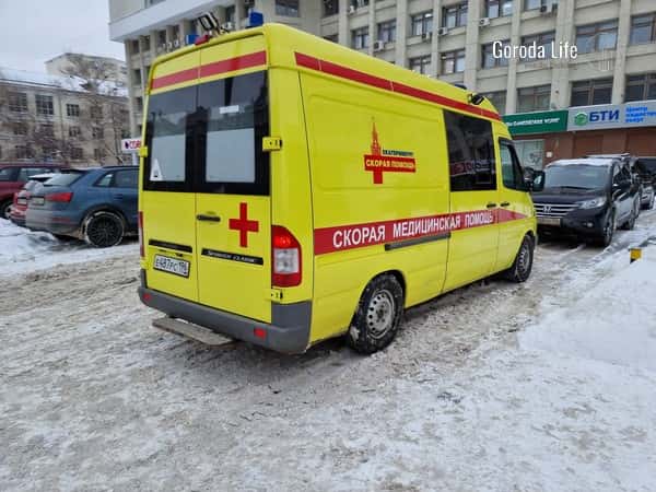 Умер посреди улицы: в центре Нижнего Тагила нашли труп мужчины с разбитым лицом