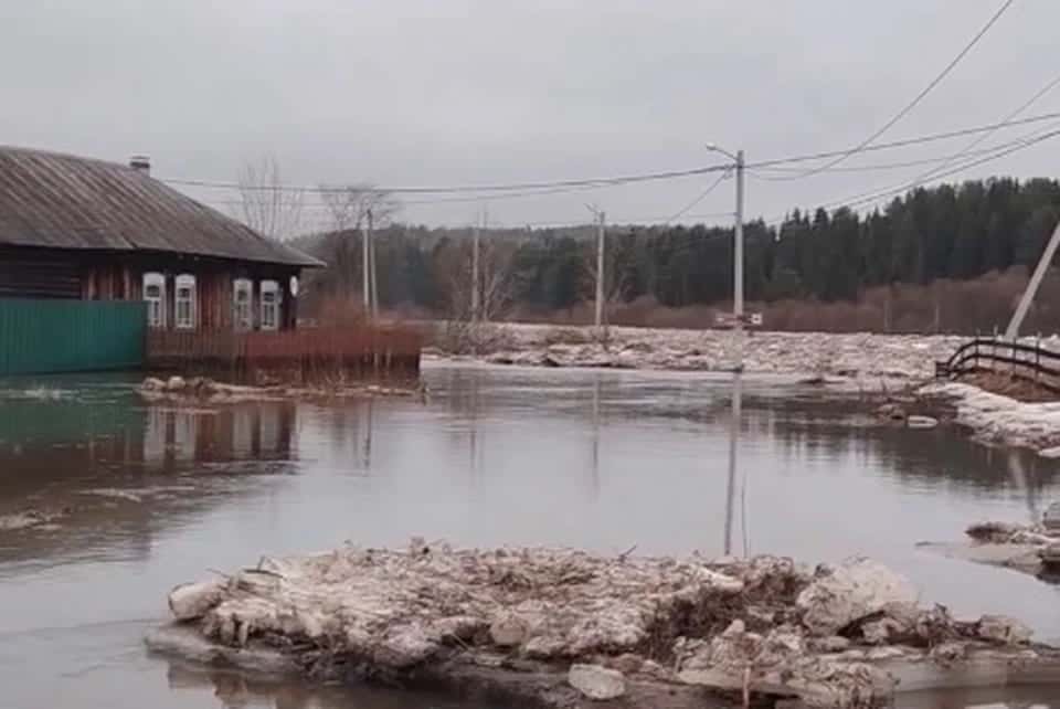 Река вышла из берегов: под Нижним Тагилом топит деревню Баронскую