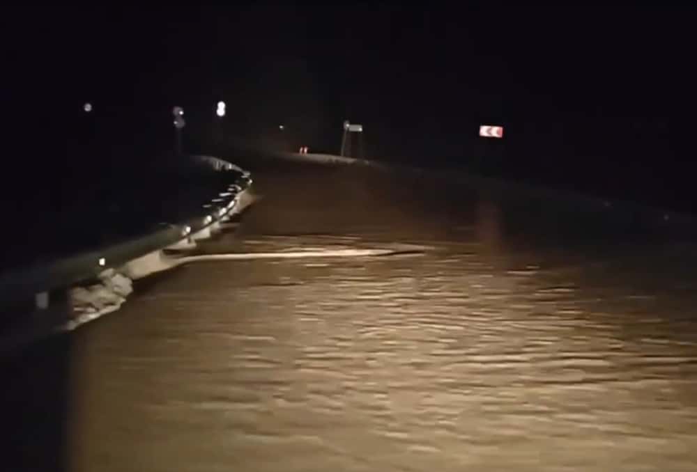 Проезд запрещён: в Свердловской области подтопило трассу — её временно перекрыли 