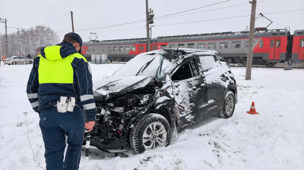 Под Нижним Тагилом «Черри» столкнулась с электричкой на переезде