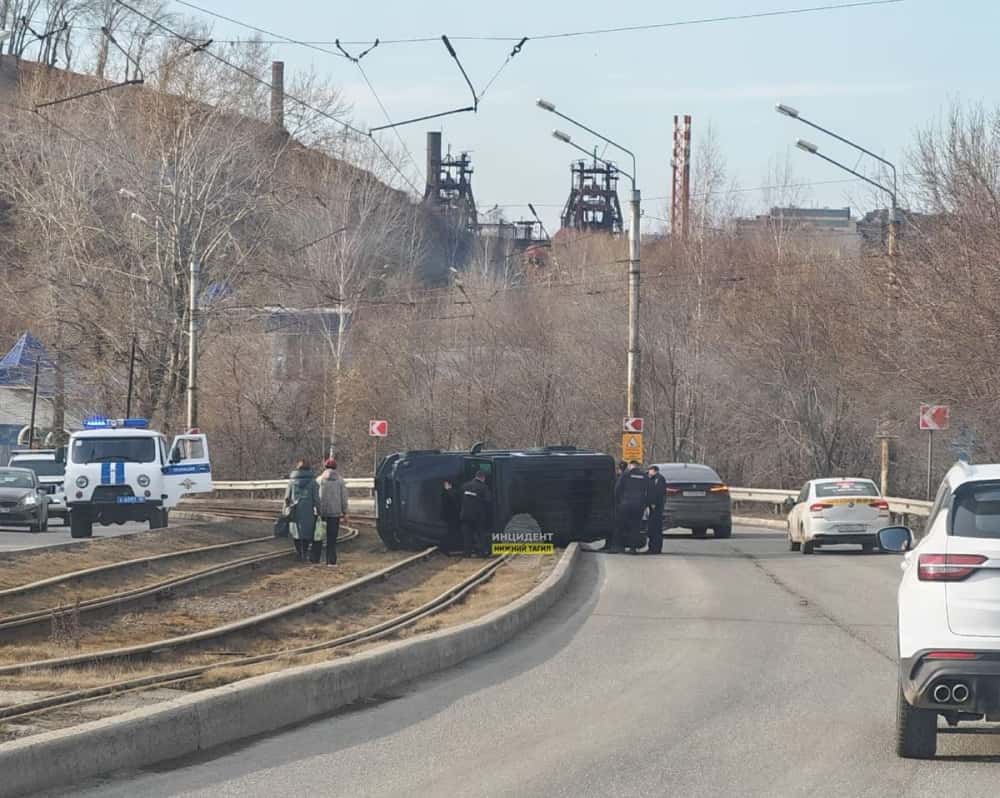«Гелик» на «блатномерах» развалился на путях и парализовал движение трамваев в Нижнем Тагиле