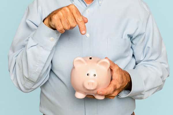 Россиянам досрочно перечислят детские пособия и пенсии перед майскими праздниками