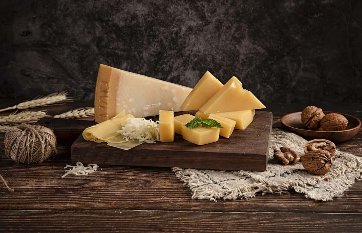 Ем по 3 ломтика в день, и колени — не болят: травматолог-ортопед Керимов рассказал о сырной диете от боли в суставах