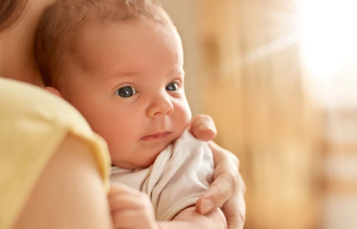 Не «сюсюкайся» с ним — вырастет слабым: эксперты развеяли мифы о том, как надо обращаться с младенцем  