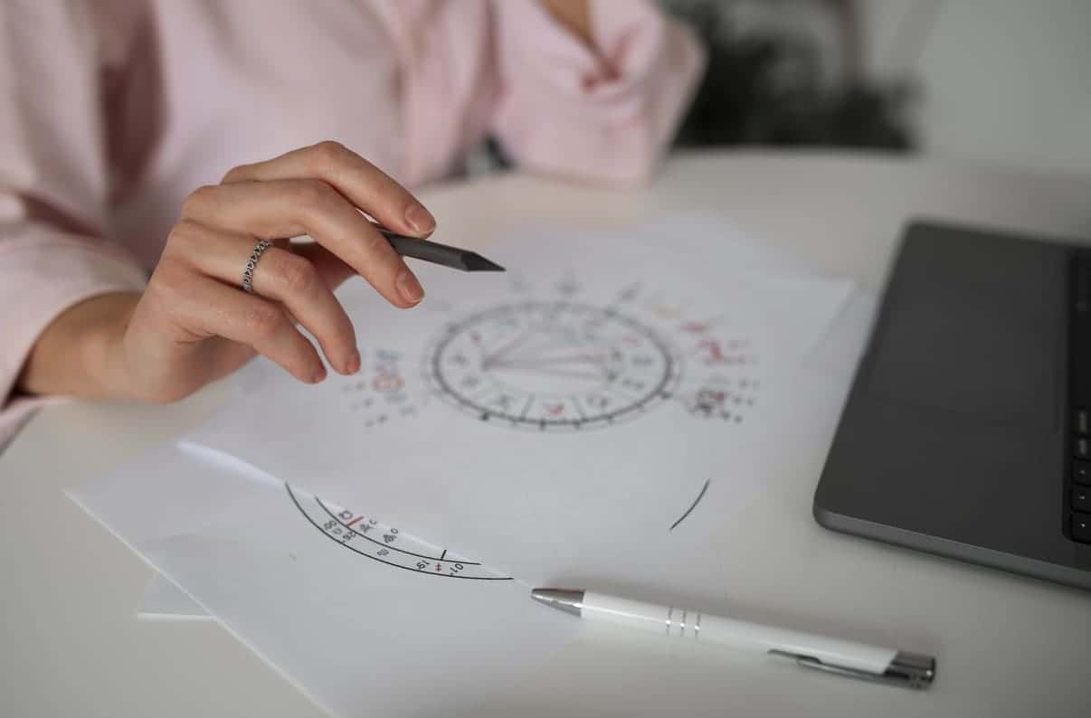 Весы — откажитесь от кредитов, Близнецы — готовьтесь к тратам: финансовый гороскоп на март 2026 для всех знаков зодиака 