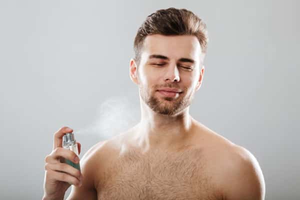 Один пшик — и он пахнет, как божество: какой парфюм подарить мужчине на 23 февраля 