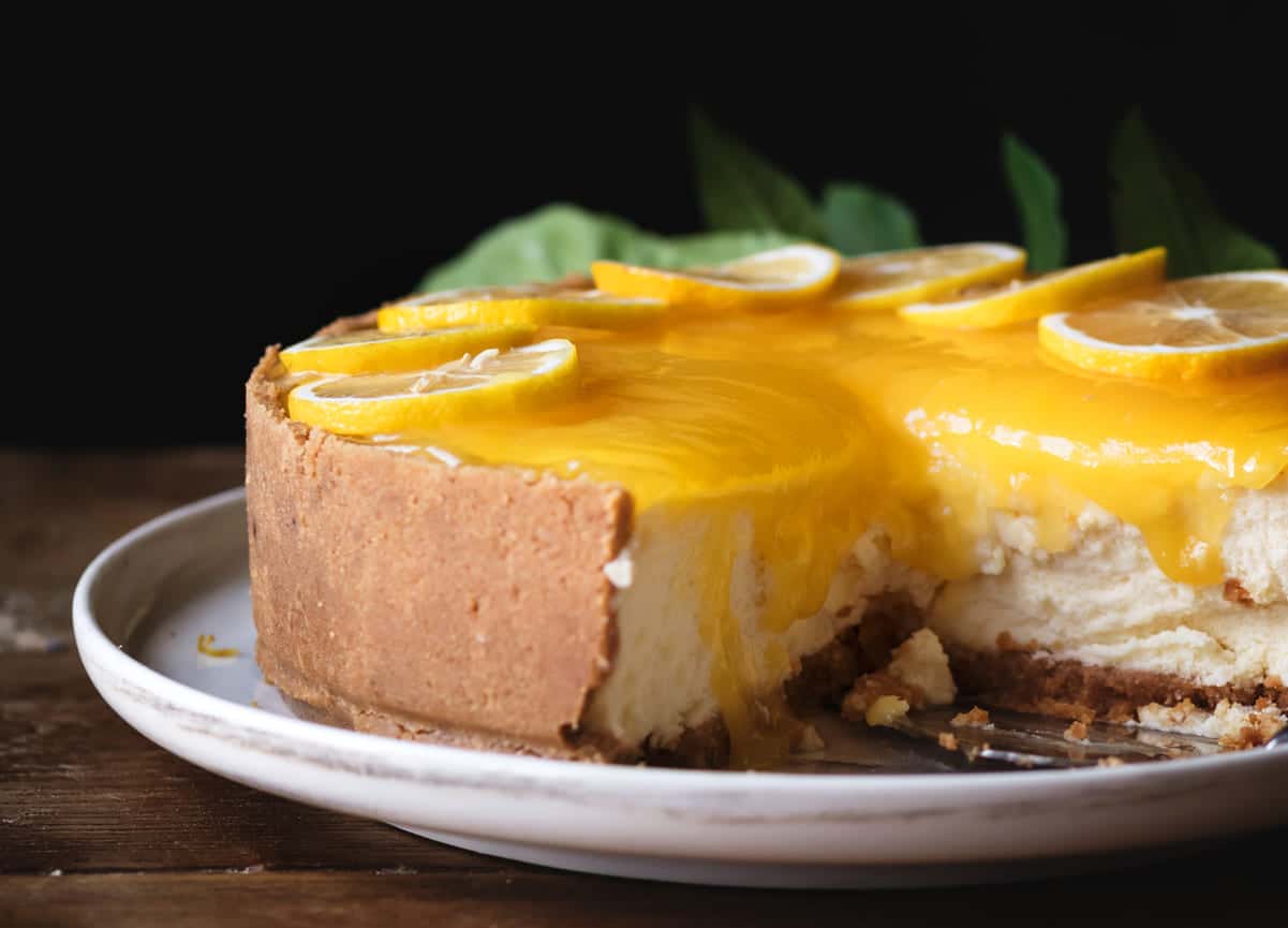 Просто смешала сыр с яйцом и сунула в микроволновку на 2 минуты: получился нежнейший чизкейк — домашние в восторге 