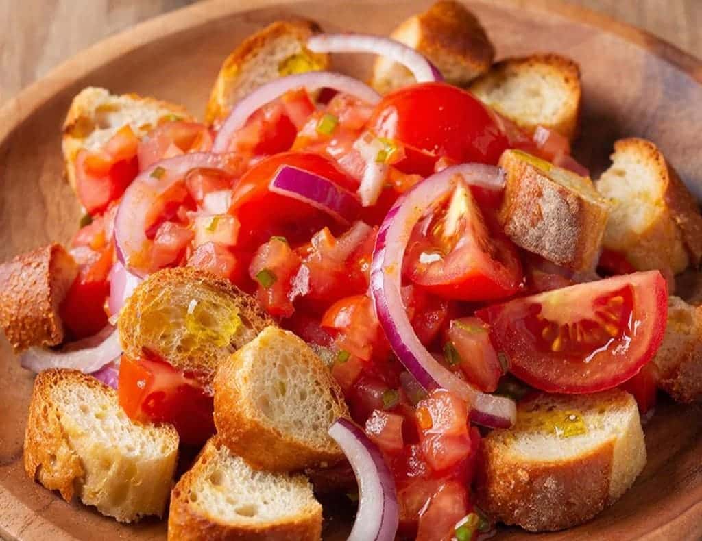 Беру чёрствый хлеб, стебли укропа и создаю кулинарный шедевр — гениальные рецепты из того, что обычно летит в мусорку