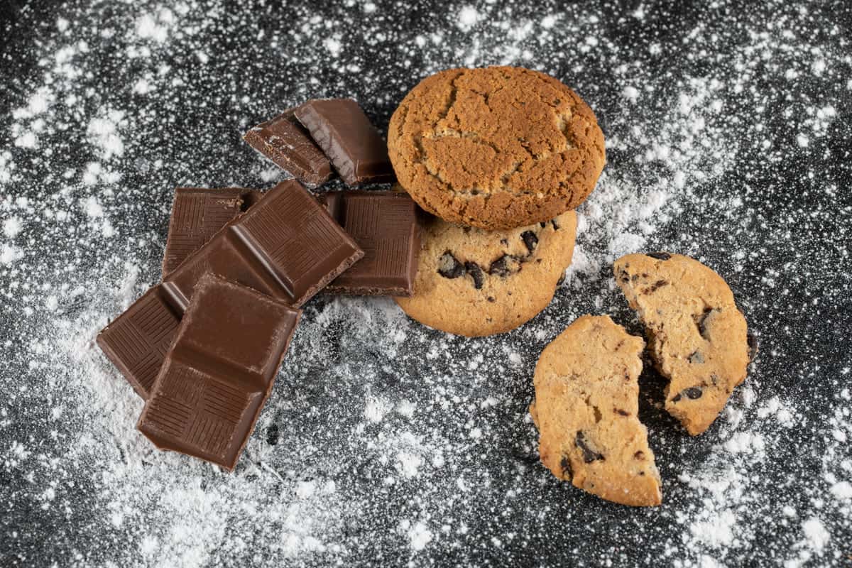 Шоколадные плюшки в трещинку, которые пекутся быстрее, чем сходить в магазин — рецепт на 15 минут