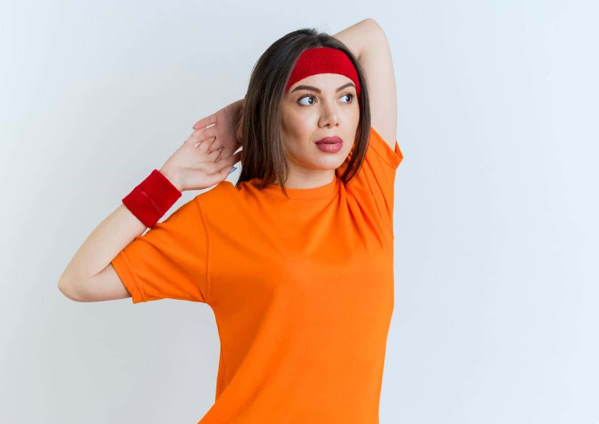 Чудо-средство — есть в любом магазине: избавляемся от потных соляных полос под мышками