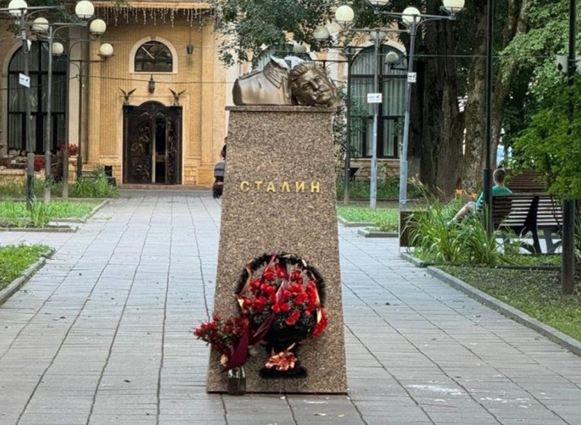 Сталин без головы: в Подмосковье кувалдой обезглавили бюст советского лидера | В Звенигороде неизвестный кувалдой снес голову с бюста Сталина Сталин без головы: в Подмосковье кувалдой обезглавили бюст советского лидера | В Звенигороде неизвестный кувалдой снес голову с бюста Сталина