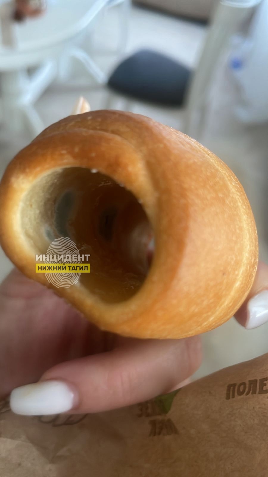 Неприятный сюрприз в тагильском супермаркете: Сосиска в тесте с плесенью