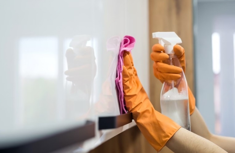 Эксперт предупредил россиян: чистящие средства для уборки повреждают кожу и раздражают дыхательные пути | Эксперт Калачиков: моющие средства для уборки опасны для человека 