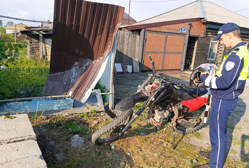 14-летний подросток врезался на питбайке в забор в Нижнем Тагиле — в реанимации | В Нижнем Тагиле подросток на питбайке разбился о забор и попал в реанимацию