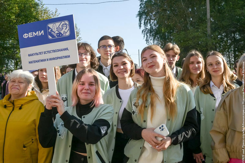 Владислав Пинаев поздравил первокурсников Нижнетагильского государственного социально-педагогического института | Глава Нижнего Тагила поздравил студентов НТГСПИ с началом учебного года