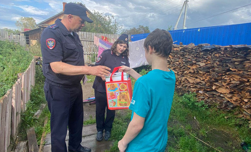 Тагильские полицейские помогли детям из нуждающихся семей собраться в школу | Полицейские Нижнего Тагила приняли участие в акции „Помоги пойти учиться“