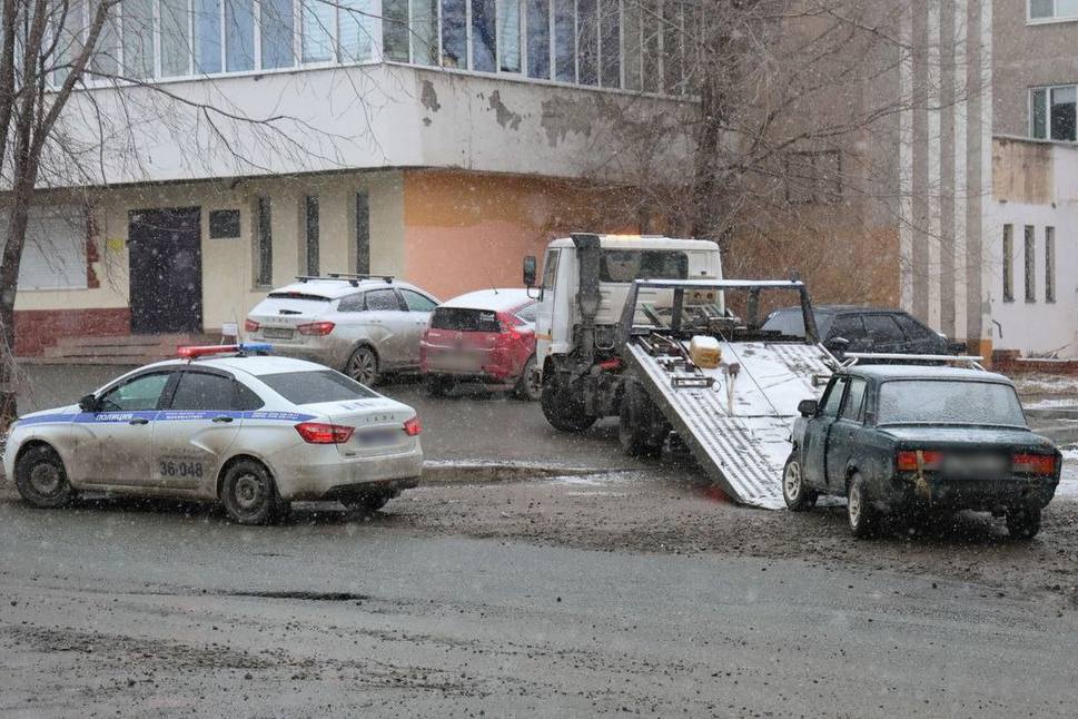 В Нижнем Тагиле полицейские задержали водителя, который попал в ДТП, пытаясь скрыться от них | На Урале водитель пытался скрыться от полицейских и спровоцировал ДТП