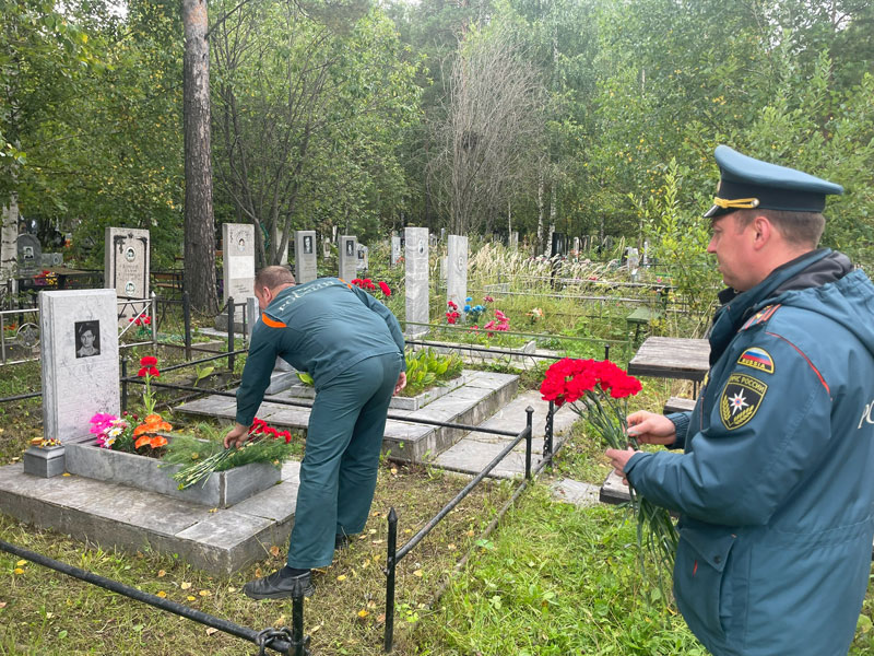 30 лет назад пожар в Нижнем Тагиле унес жизни спасателей: память героев почтили коллеги и близкие | В Нижнем Тагиле почтили память пожарных, погибших при крупном возгорании 1995 года 30 лет назад пожар в Нижнем Тагиле унес жизни спасателей: память героев почтили коллеги и близкие | В Нижнем Тагиле почтили память пожарных, погибших при крупном возгорании 1995 года
