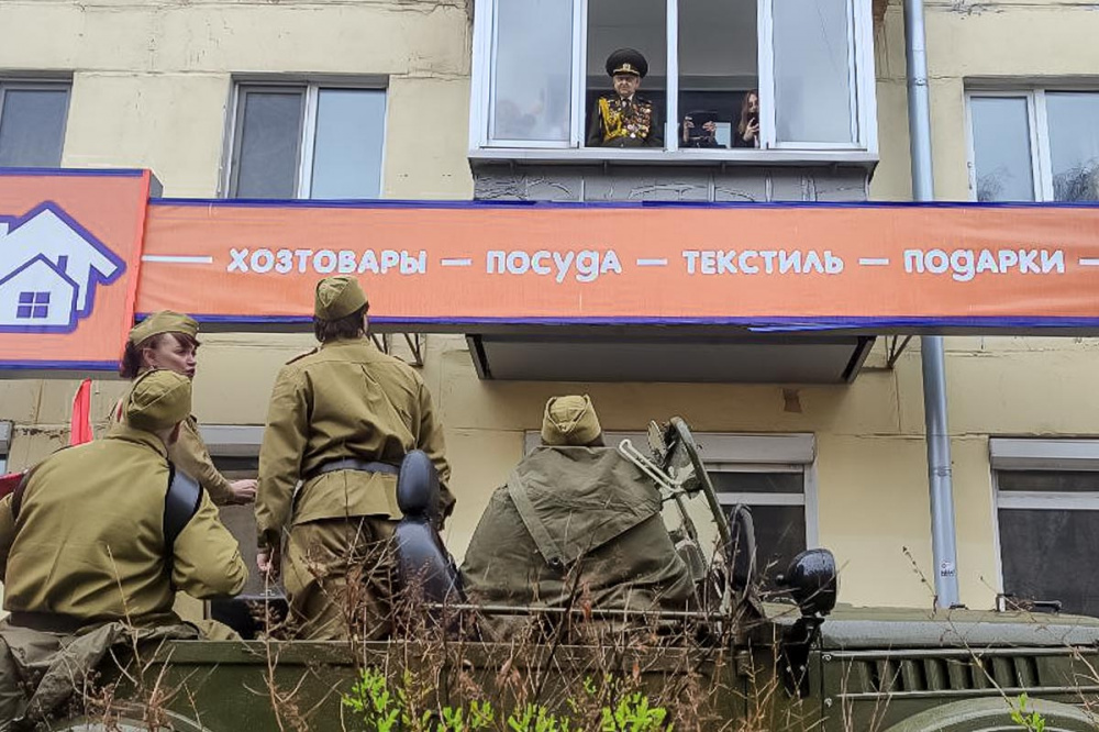 В Нижнем Тагиле под балконом у ветеранов, которые не смогли прибыть на парад, исполнили песни военных лет | На Урале творческие бригады приехали к ветеранам, которые не смогли прибыть на парад