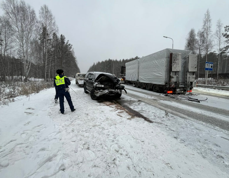 Житель Нижнего Тагила спровоцировал ДТП на трассе под Невьянском: пострадал ребёнок | В ДТП на трассе под Невьянском пострадала 12-летняя девочка Житель Нижнего Тагила спровоцировал ДТП на трассе под Невьянском: пострадал ребёнок | В ДТП на трассе под Невьянском пострадала 12-летняя девочка