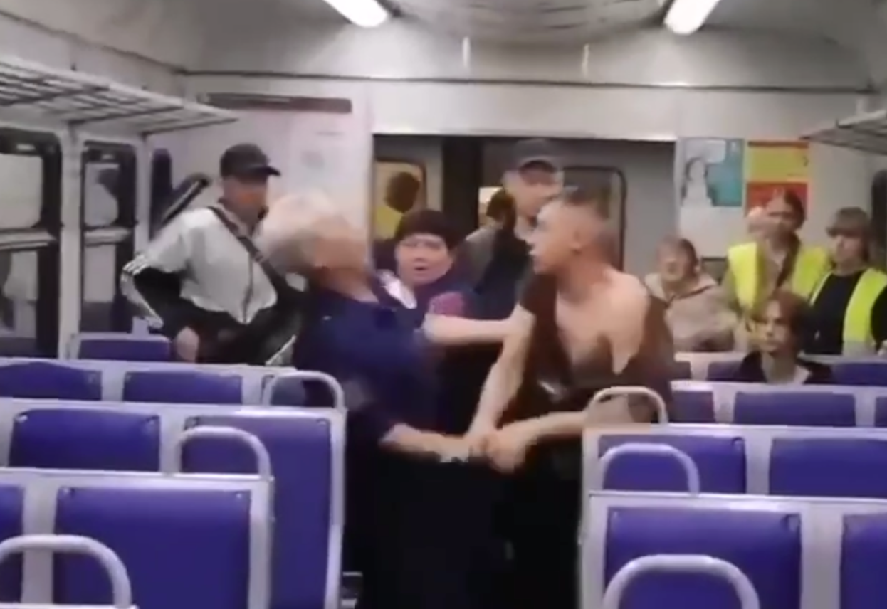 Пассажиры устроили драку в электричке «Екатеринбург — Нижний Тагил» Пассажиры устроили драку в электричке «Екатеринбург — Нижний Тагил»