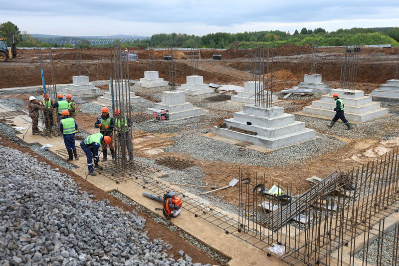 Школа на 1200 учеников: как в Нижнем Тагиле создают современное образовательное пространство | В Нижнем Тагиле началось строительство школы на 1200 мест в микрорайоне Александровский