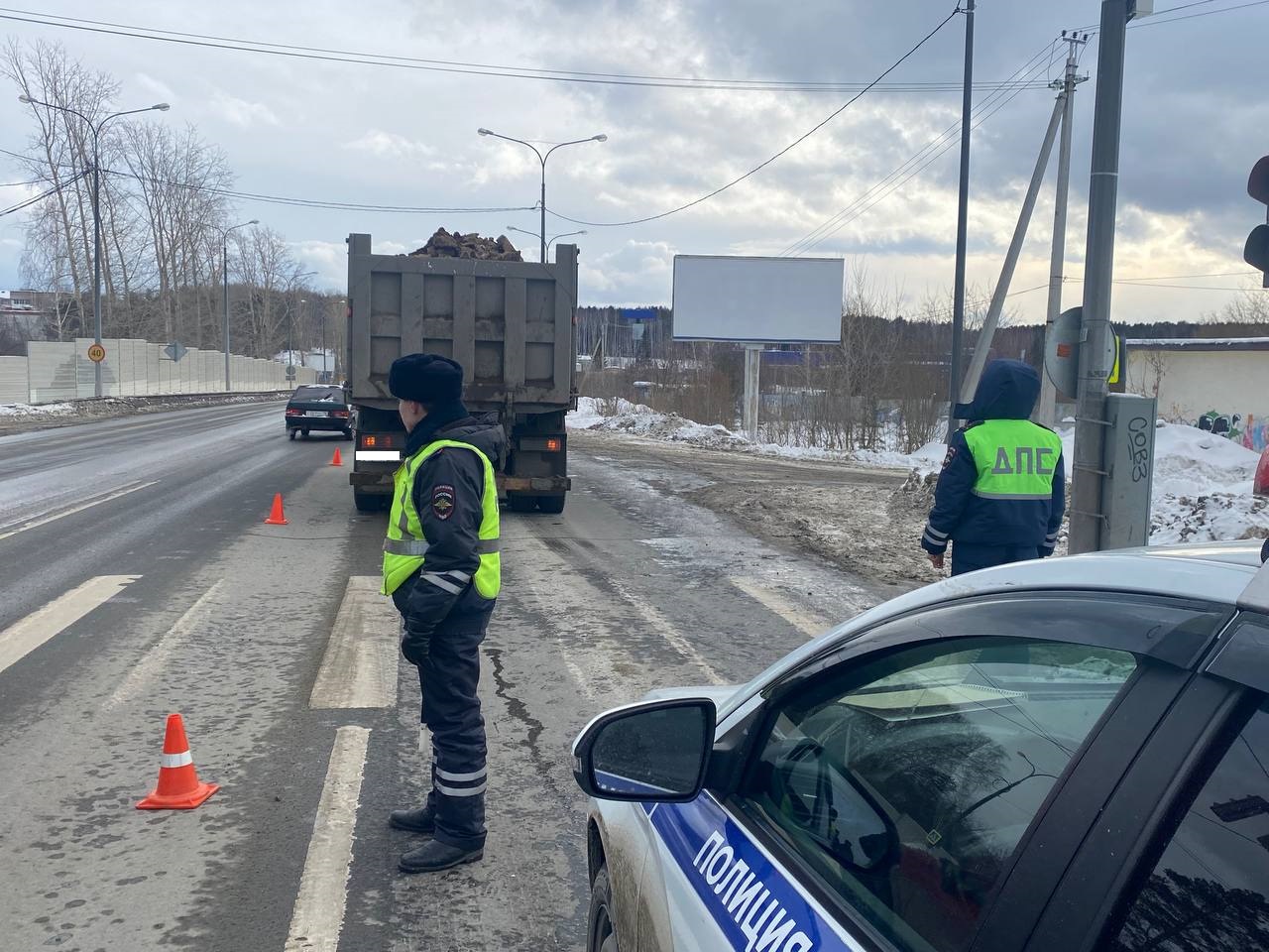 Перебегал на красный сигнал. В Нижнем Тагиле грузовик сбил мужчину