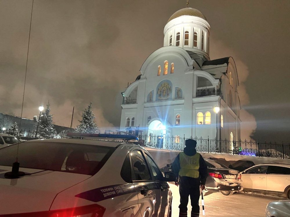 В Свердловской области в канун Рождества сотрудники Госавтоинспекции переходят на особый режим работы | На Урале пройдут усиленные дежурства сотрудников Госавтоинспекции 