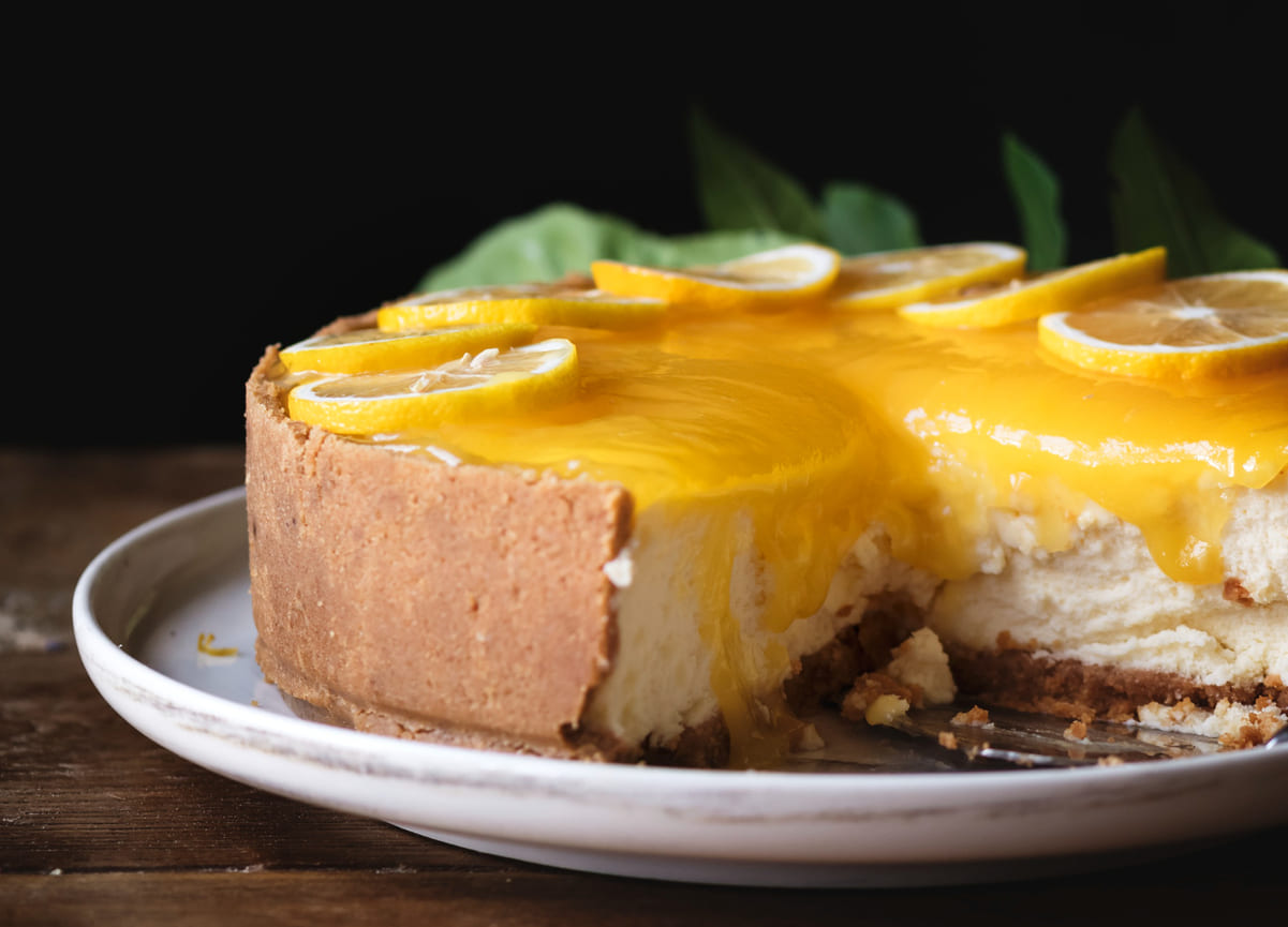 Просто смешала сыр с яйцом и сунула в микроволновку на 2 минуты: получился нежнейший чизкейк — домашние в восторге 