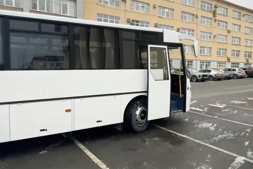 В Нижнем Тагиле прислушались к просьбе артистов купить новый автобус для театра | На Урале для драматического театра приобрели новый автобус