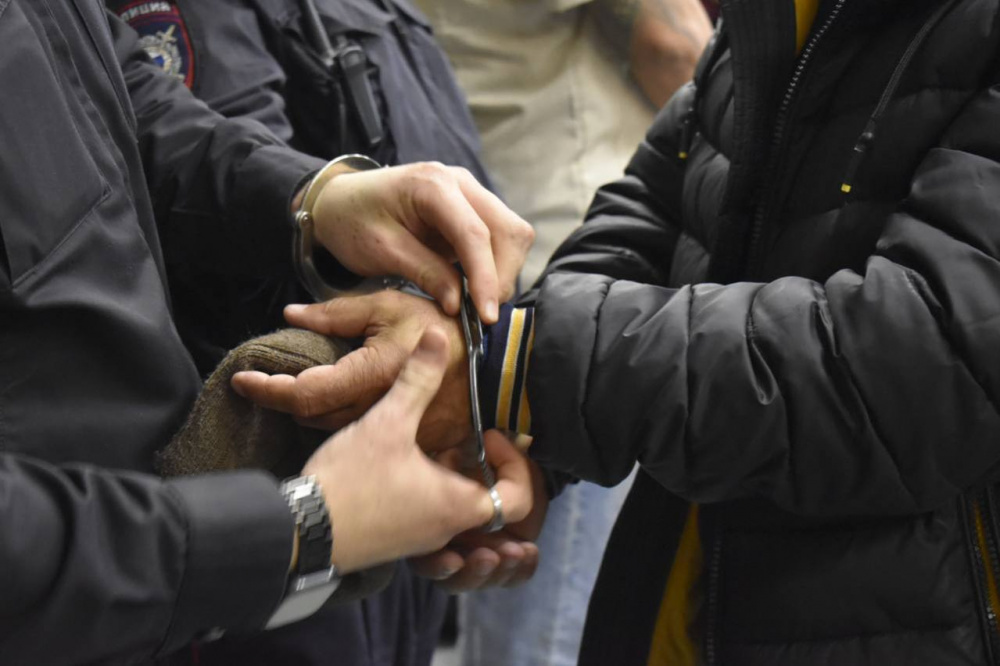 В Свердловскую область поставляли суррогатный алкоголь: бутлегерам вынесли приговор | На Урале обвиняемым в сбыте суррогатного алкоголя вынесли приговор