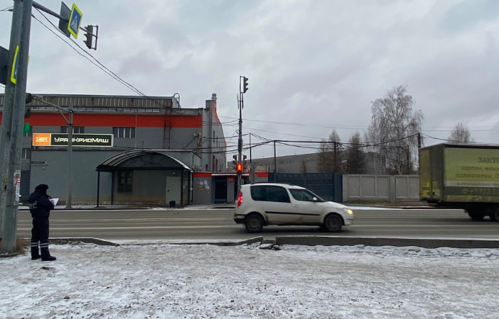 Водитель на Kia Sportage сбил пешехода у проходной УВЗ в Нижнем Тагиле | В Нижнем Тагиле у проходной УВЗ сбили пешехода