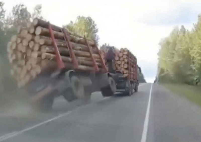 Бревна на трассе: лесовоз устроил триллер на дороге Нижний Тагил – Усть-Утка | На трассе под Нижним Тагилом из лесовоза на полному ходу вывалились бревна