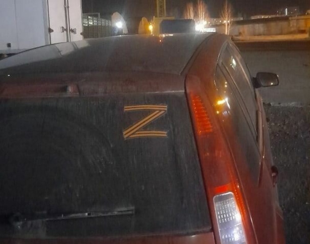 Столкновение мнений в магазине в Нижнем Тагиле из-за наклейки "Z" на машине Столкновение мнений в магазине в Нижнем Тагиле из-за наклейки "Z" на машине