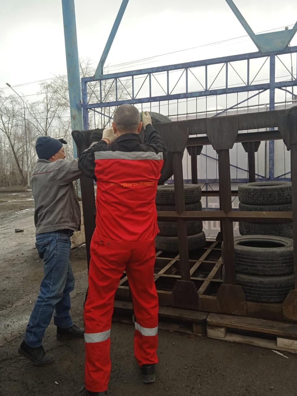 Более 250 шин за выходные сдали тагильчане в пункты приема | Тагильчане активно участвуют в акции по сдаче отработанных шин на переработку Более 250 шин за выходные сдали тагильчане в пункты приема | Тагильчане активно участвуют в акции по сдаче отработанных шин на переработку
