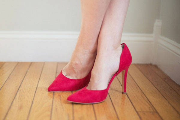 Врач-травматолог предупредил о скрытых опасностях высоких каблуков: деформация стопы и риск переломов | Названы главные риски для здоровья от ношения обуви на высоком каблуке