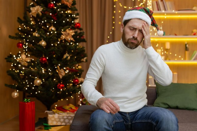 Шампанское, ёлка и мандарины — не главные риски: травматолог предупредил об опасностях, которые подстерегают каждого в новогодней суете | Врач Казаков рассказал, как избежать травм перед Новым годом