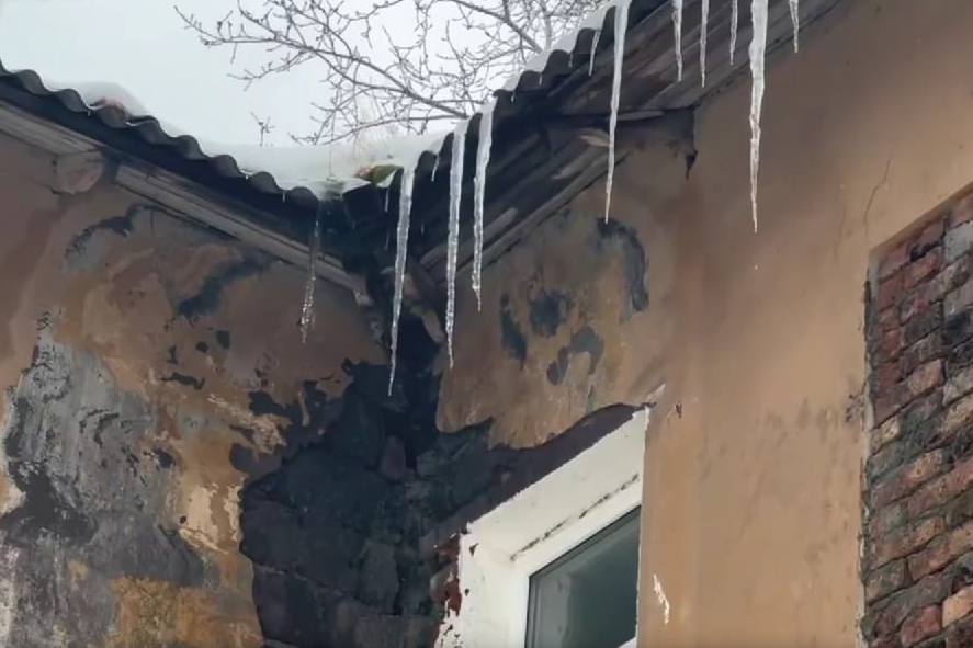 Огромные дыры в крыше: глава СК России Бастрыкин обратил внимание на тагильчан, живущих в ненадлежащих условиях | На Урале жители двухэтажки страдают от ужасного состояния дома