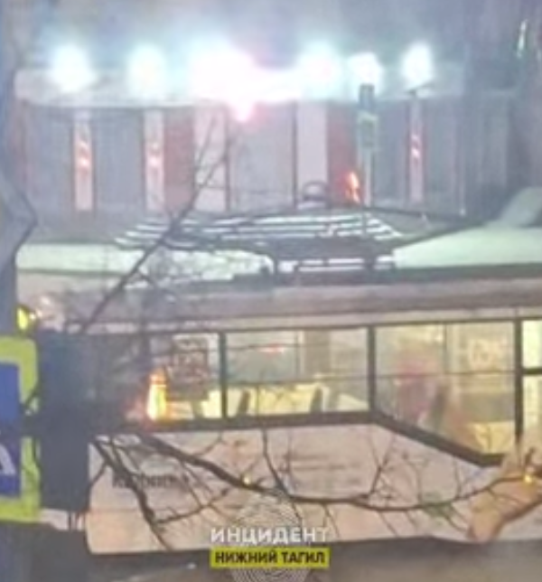 Трамвай загорелся на перекрестке улиц Ленина - Мира в Нижнем Тагиле | Трамвай загорелся на перекрестке улиц Ленина - Мира в Нижнем Тагиле