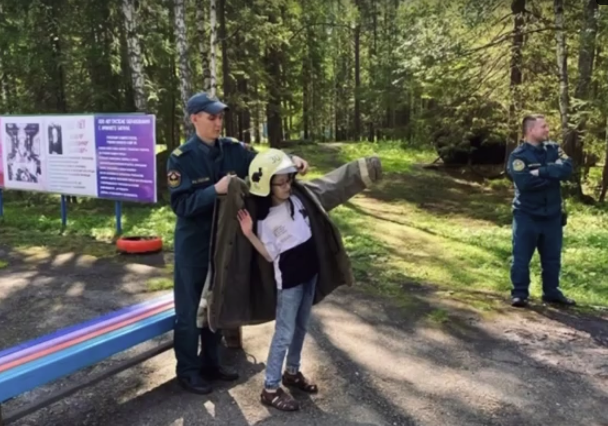 Сотрудники МЧС Нижнего Тагила провели «День пожарной безопасности» в детском лагере Сотрудники МЧС Нижнего Тагила провели «День пожарной безопасности» в детском лагере