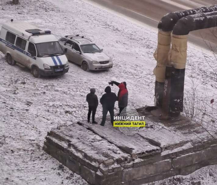 Трагедия в Нижнем Тагиле: Мужчина обнаружен мертвым в узле теплотрассы Трагедия в Нижнем Тагиле: Мужчина обнаружен мертвым в узле теплотрассы
