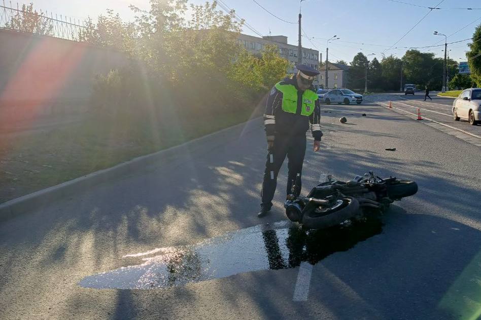 В Нижнем Тагиле в смертельном ДТП погиб 25-летний мотоциклист, наехавший на бордюрный камень | На Урале в смертельном ДТП погиб молодой водитель, 19-летняя пассажирка выжила