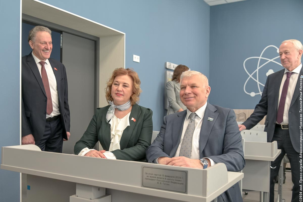 Чиновники Нижнего Тагила выстроились за партой Путина | Чиновники Нижнего Тагила выстроились за партой Путина в школе 32